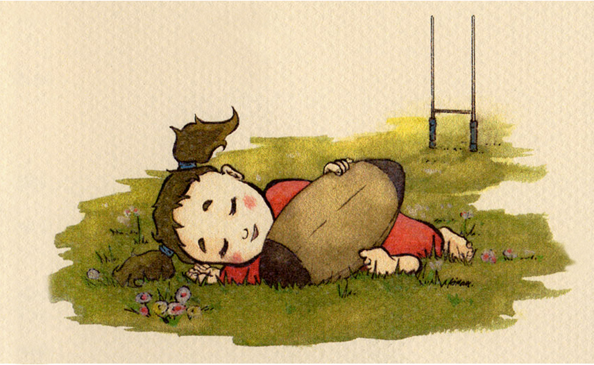 Petite fille qui dort avec un ballon de rugby